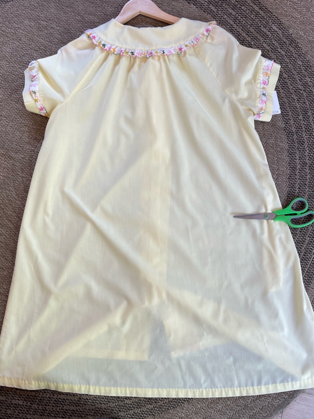 1960s vintage Light yellow snap front house dress with floral embroidery trim - Picture 11 of 12